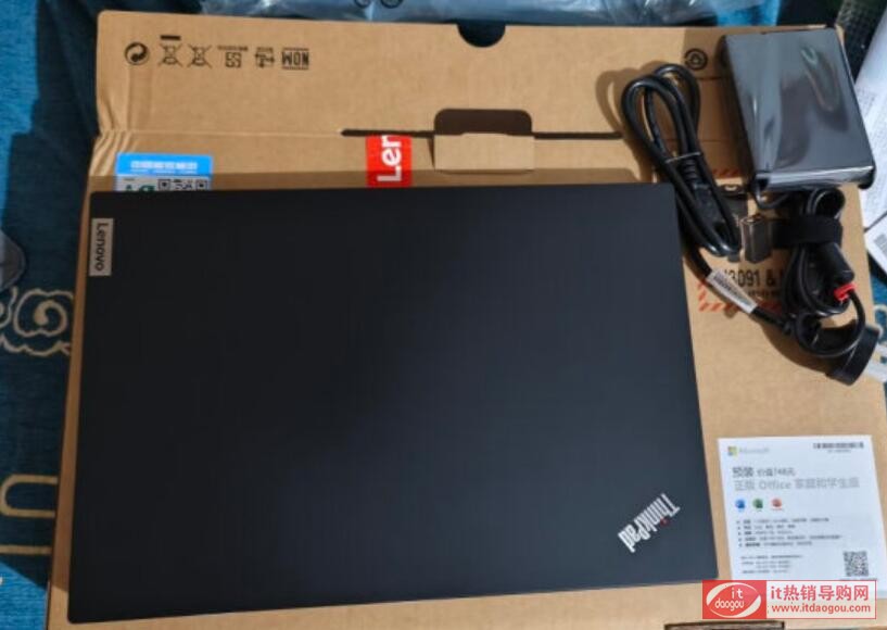 ThinkPad_P15v(sh)ýBThinkPad_P15vۃrԔ